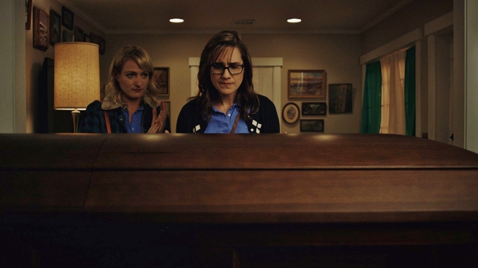 Jennifer Prediger and RÃ©my Bennett in Living Room Coffin (2018)
